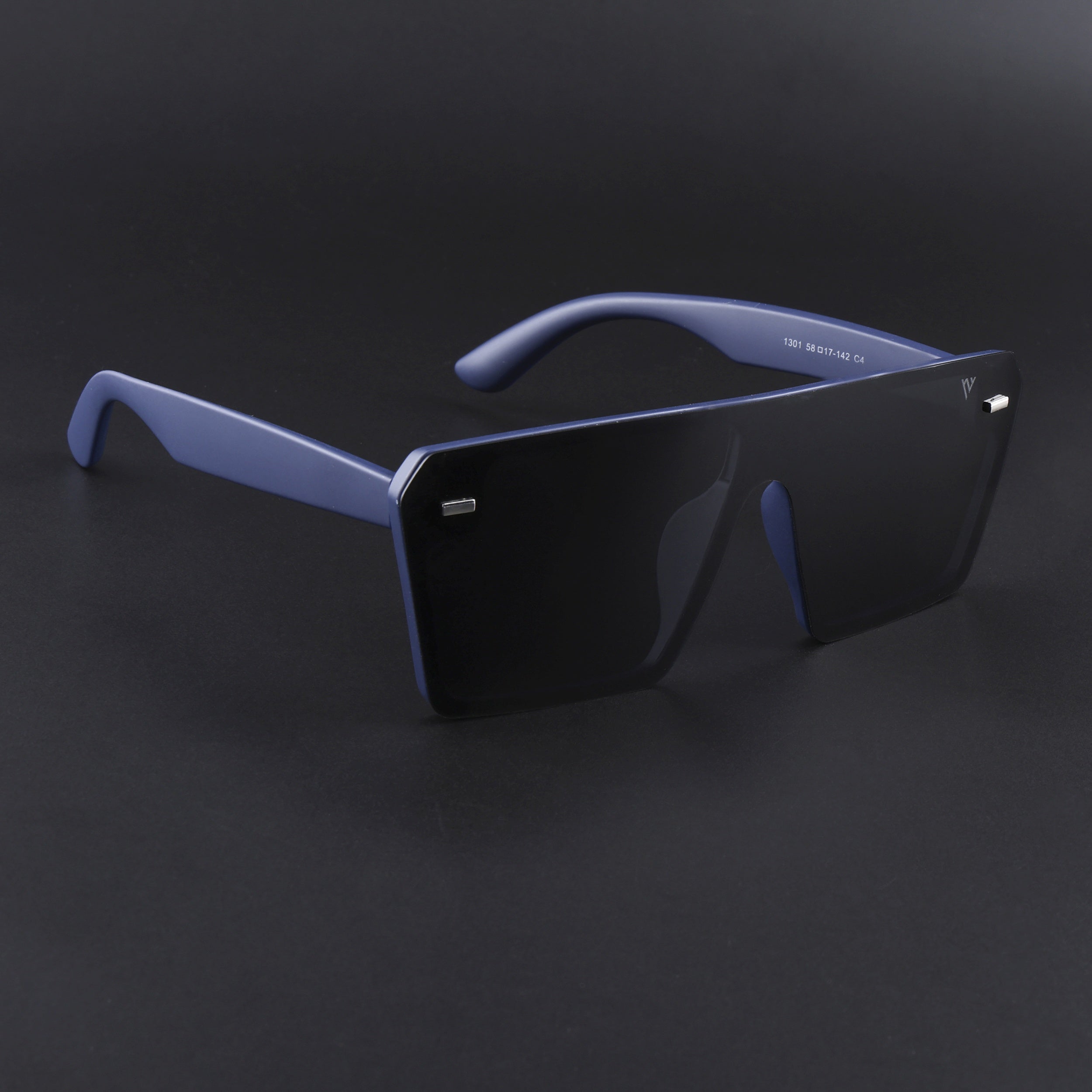 illume | Blue And Black Polarized Wayfarer Sunglasses - PMG3971